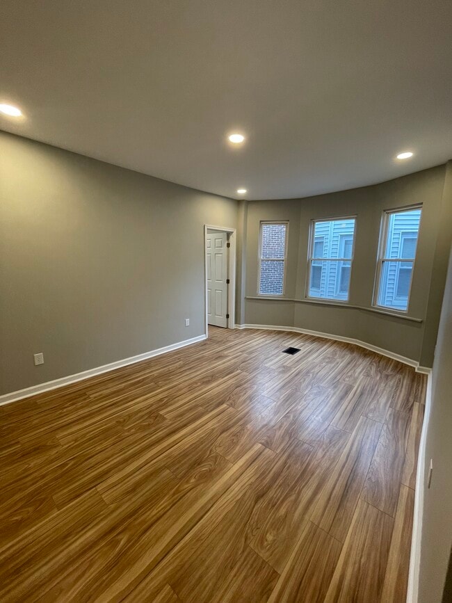 Living room - 5330 Pine St