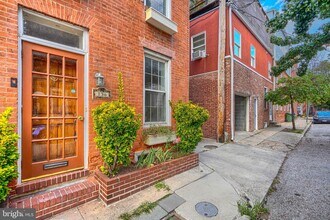Building Photo - 136 Gittings St