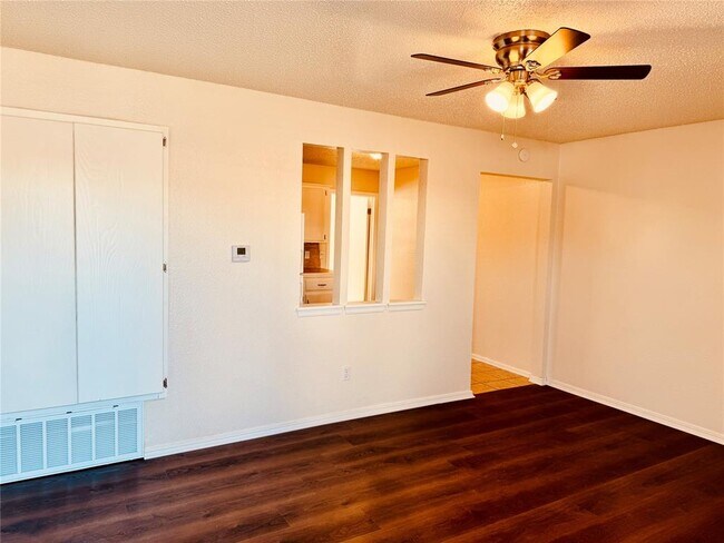 Building Photo - 1901 E Lindsey St