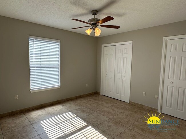 Building Photo - Great 2 Bedroom 1 bath Duplex in Navarre!
