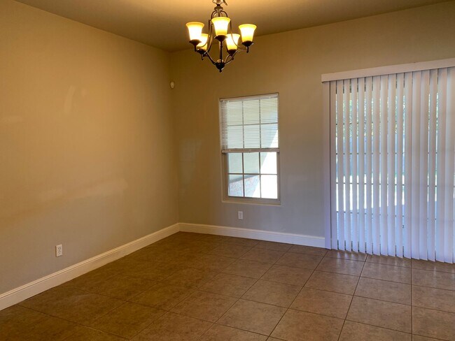 Foto del edificio - 5075 Raintree Circle