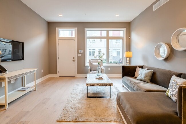 Building Photo - Queen Village Townhome with Parking