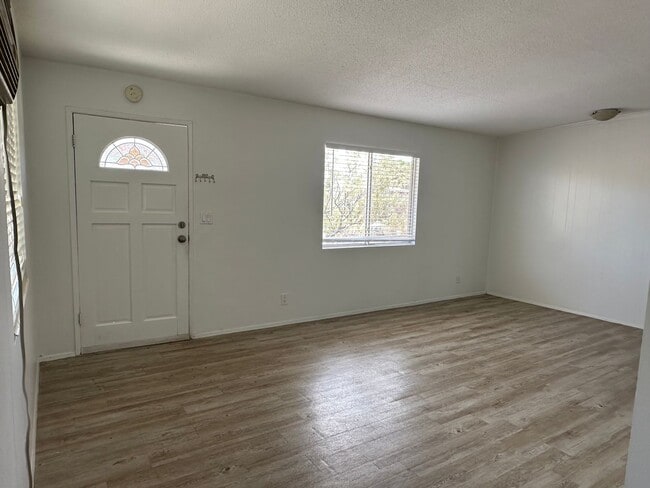 Building Photo - Clean and Lovely 2 Bedroom 1 Bathroom