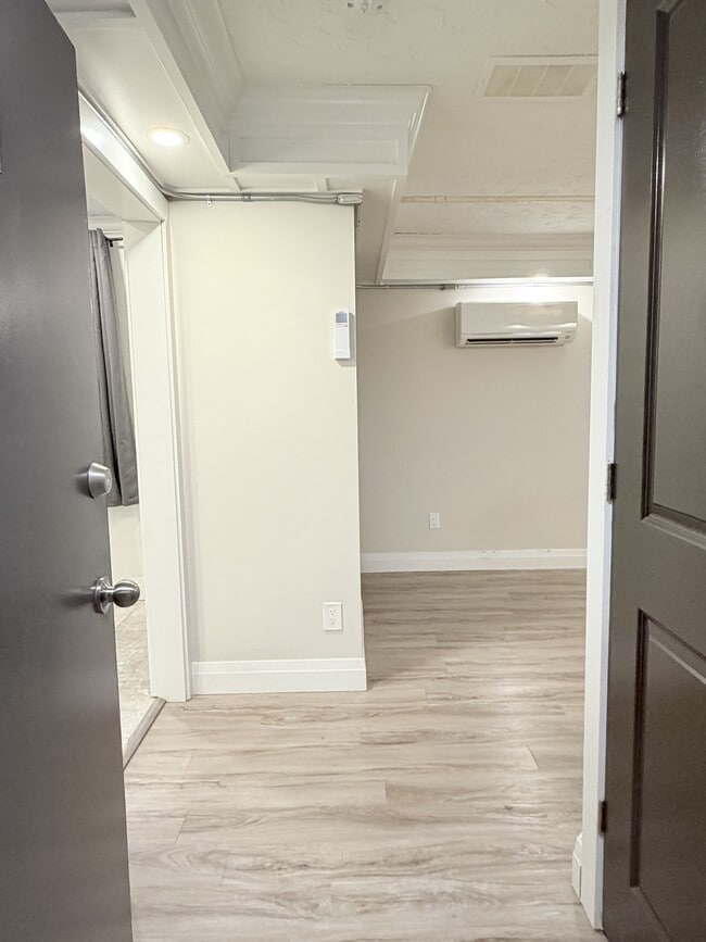 Building Photo - 1495 Gladstone Ave