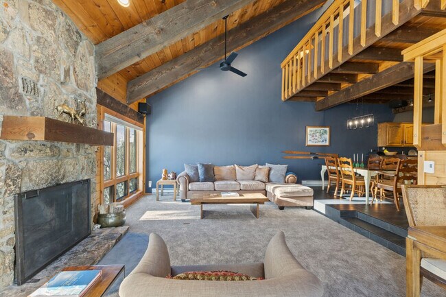 Building Photo - 2460 Ski Trail Ln