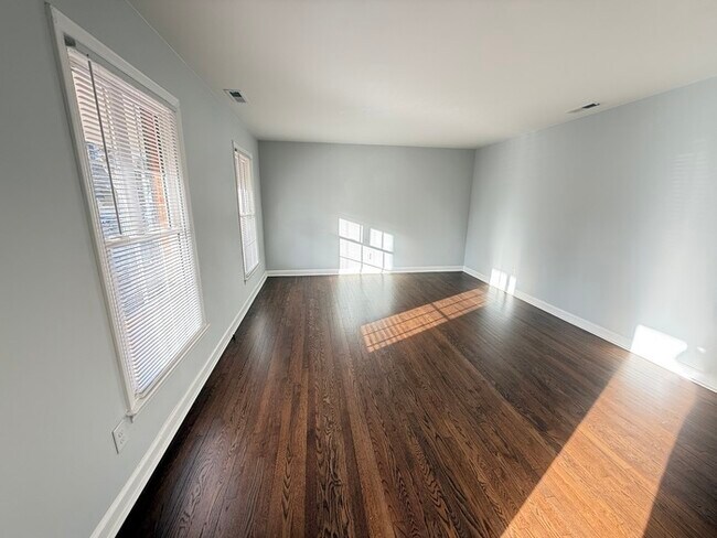 Foto del edificio - BIG House & BIG Fenced Yard. Plus Master Suite, Den, Shed, and More!