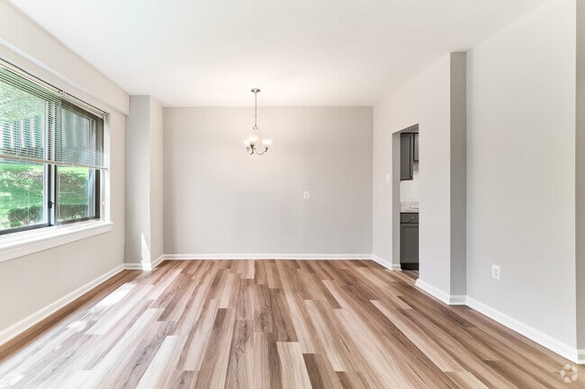 The Laurel 1BR, 1BA - 700SF Living Room - Pooks Hill Tower & Court