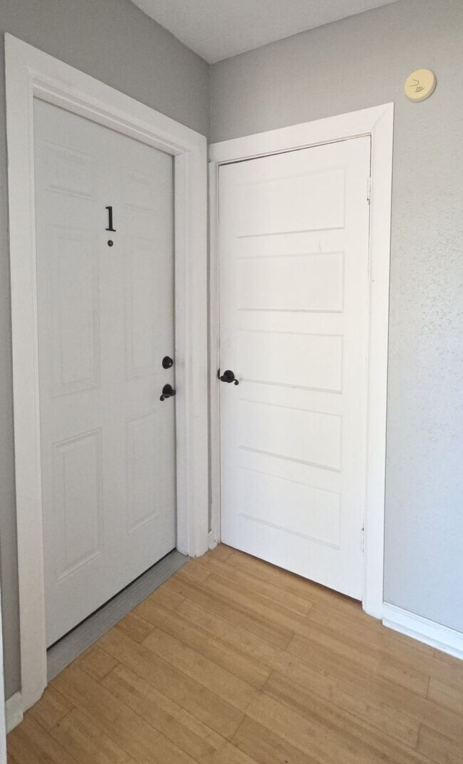 Foto del edificio - Mahncke Park ~ 2bd/1ba ~ Cozy Apartment