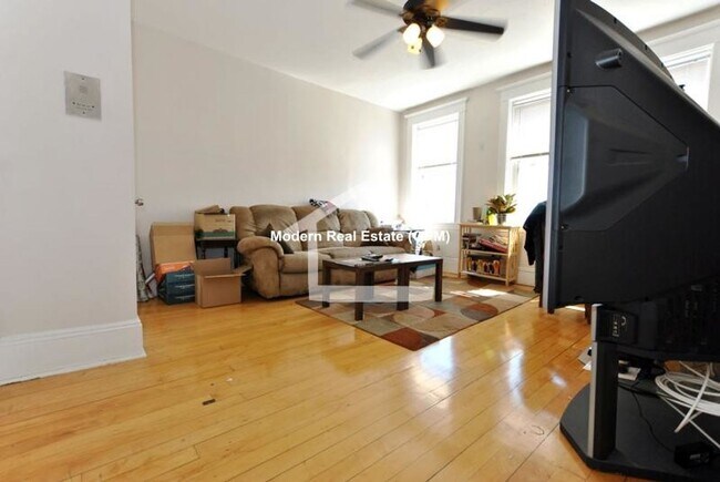 Foto del edificio - No Brokers Fee, Heat, Hot Water Included, Steps from Bust Stop and may local Shops.