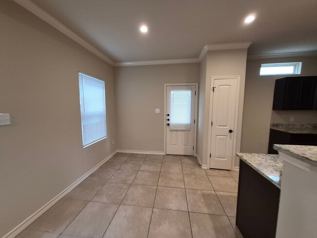 Building Photo - 7034 Lakeview Dr.