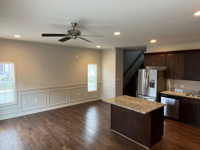 Building Photo - Beautiful Spacious Home!!