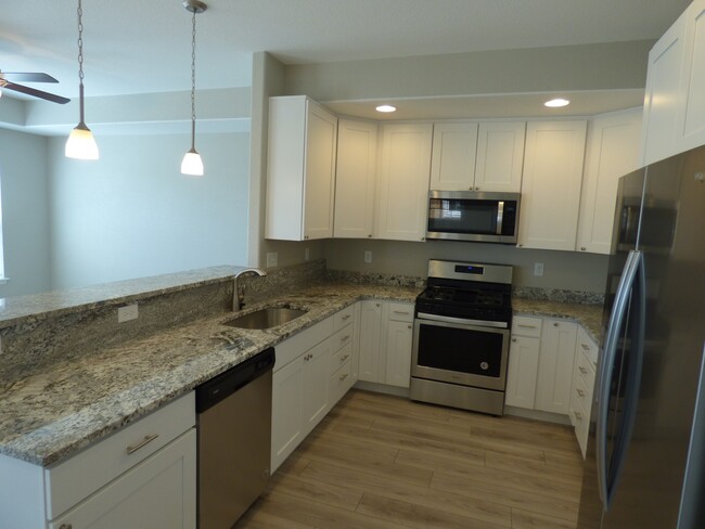 Foto del edificio - $0 DEPOSIT OPTION. 3 BED/2BATH END UNIT @ ...