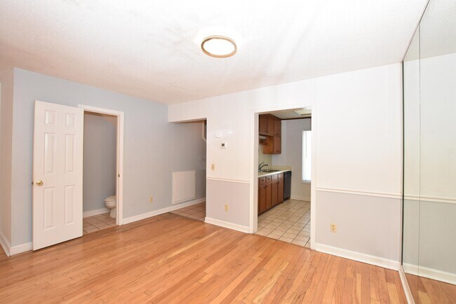 Building Photo - 400 N Steele St