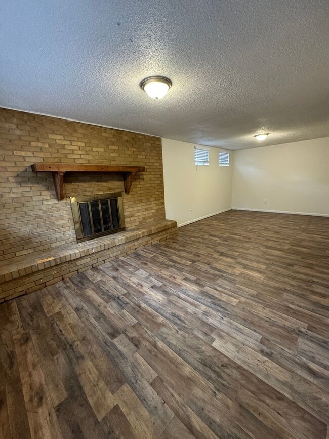 Building Photo - Two Bedroom Unit Available For Rent!