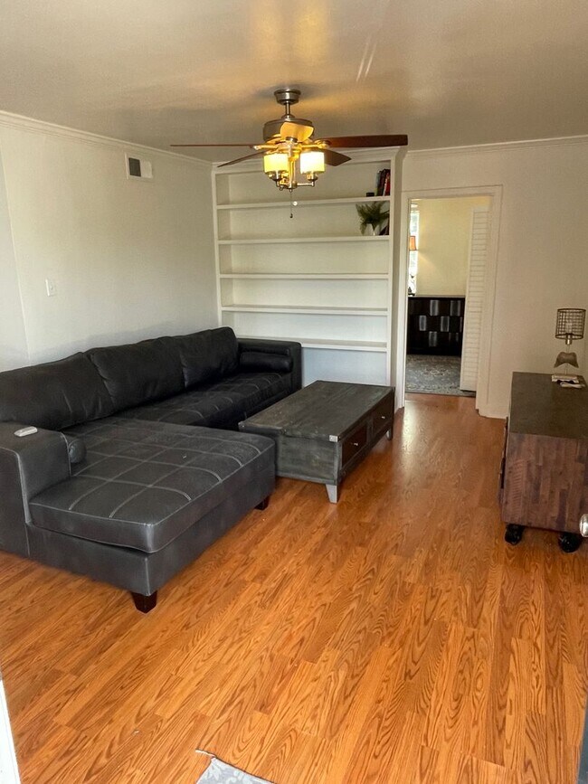 Foto del edificio - Great Corner Unit in University Area with Gated Parking