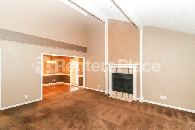 Building Photo - 641 Earthside Dr