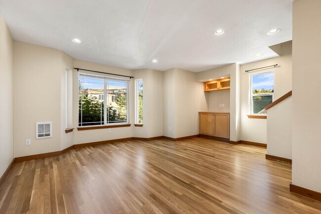Building Photo - 3 bedroom/ 2.5 bathroom townhouse in Licton Springs