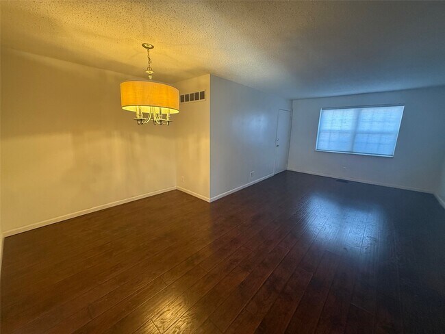 Foto del edificio - 7925 Royal Arms Ct