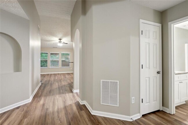 Building Photo - 210 Silver Arrow Cir