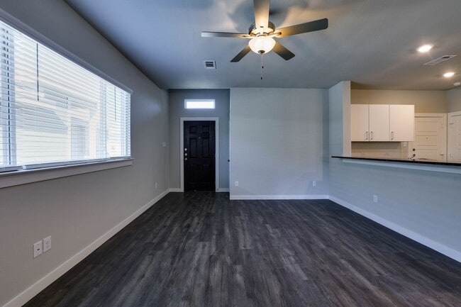 Building Photo - AVAILABLE NOW! GORGEOUS 3 BEDROOM DUPLEX L...