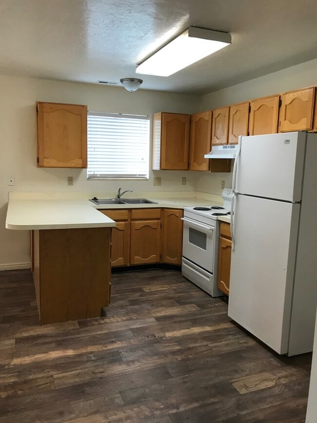 Building Photo - Remodeled Provo Townhome!