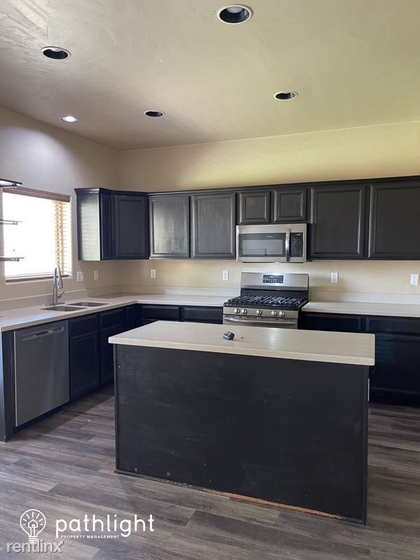 Foto del edificio - 4 br, 2.5 bath House - 630 Primrose Avenue...