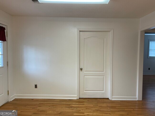 Building Photo - 486 W King Ave