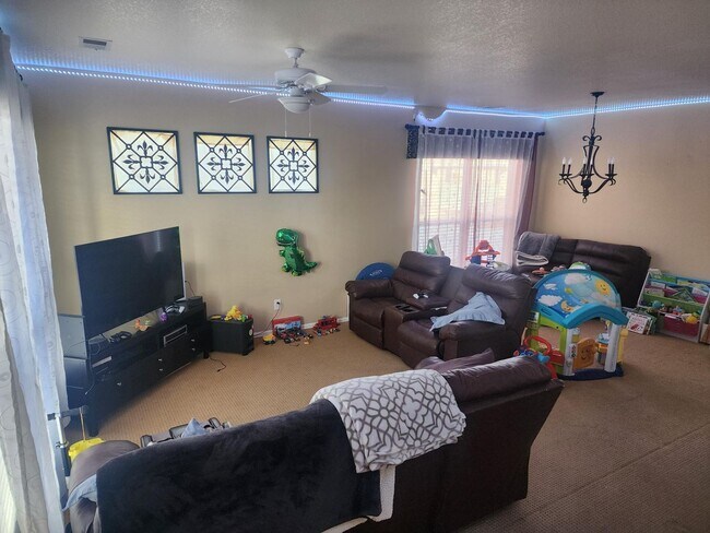 Building Photo - Spacious Townhome with Gorgeous Views & Th...
