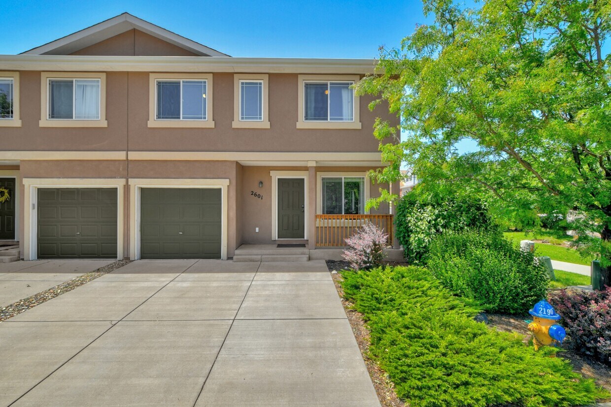 Foto principal - Updated end-unit townhouse for rent!