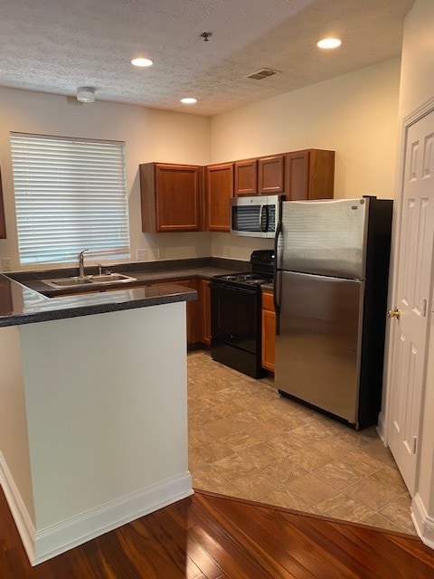 Building Photo - Very Nicely Renovated townhome in the Cony...
