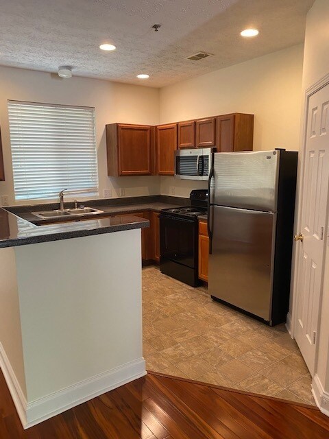 Foto del edificio - Very Nicely Renovated townhome in the Cony...