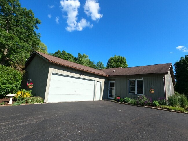 Building Photo - 153 Westview Ln