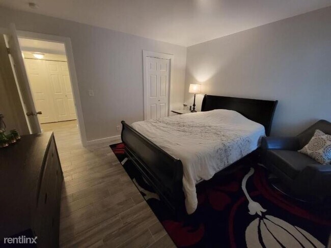 Foto del edificio - 5764 Waterbury Way