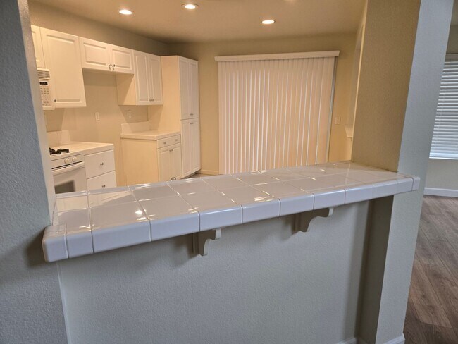Foto del edificio - East Roseville - 3 Bdrm, 2 Bath located in...