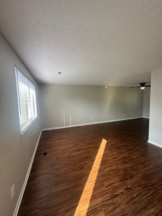 Building Photo - Beautifully Updated 3-Bed, 2-Bath Tri-Leve...