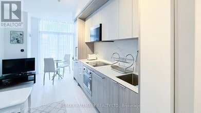 Building Photo - 6 Greenbriar Rd