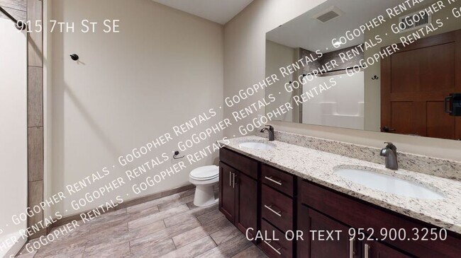 Foto del edificio - Modern 5 Bedroom Duplex Close to U of M Ca...