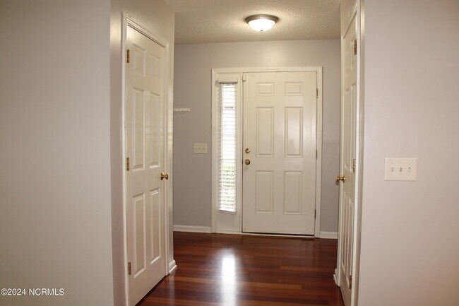 Building Photo - 185 Pecan Ln