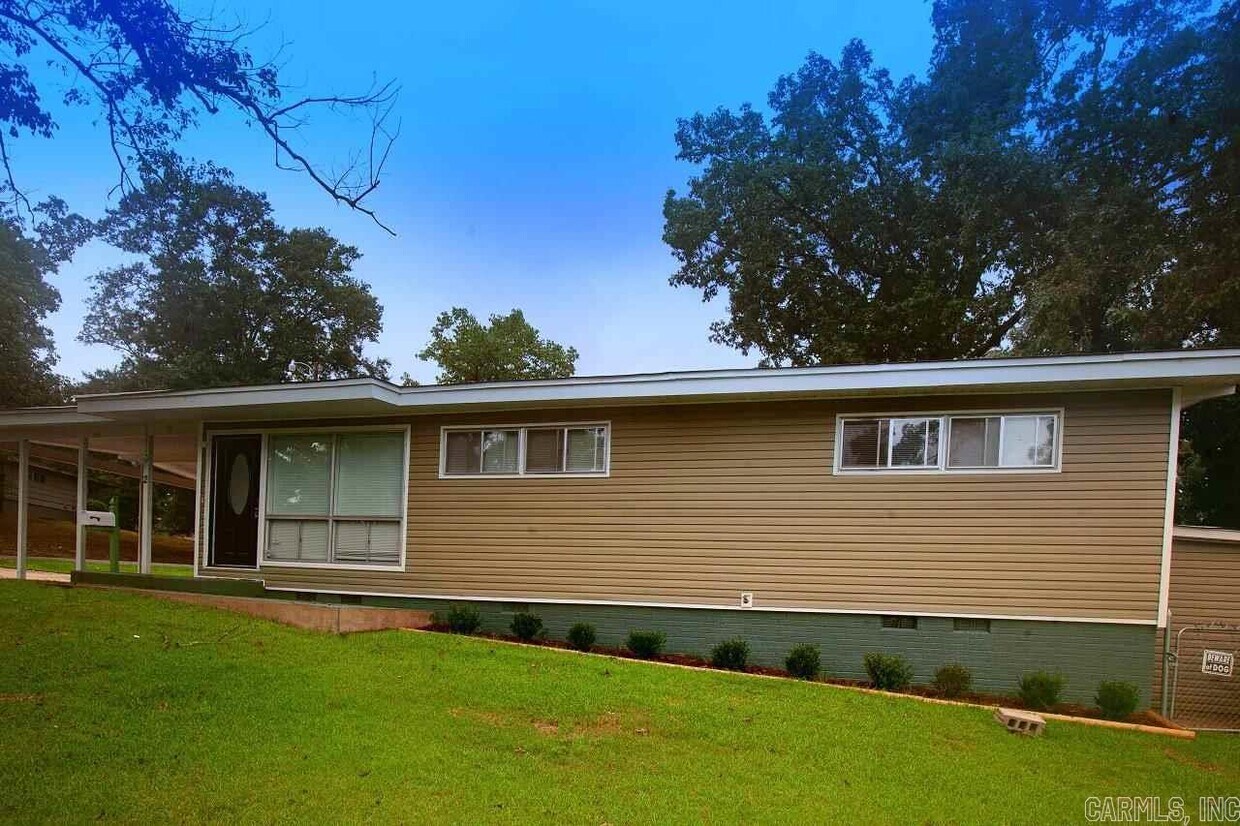 Primary Photo - 2 N Meadowcliff Dr
