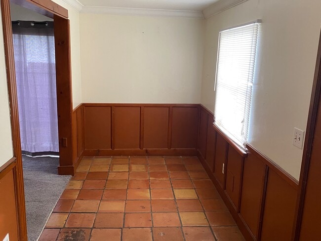Foto del edificio - 824 Rosery Rd NW