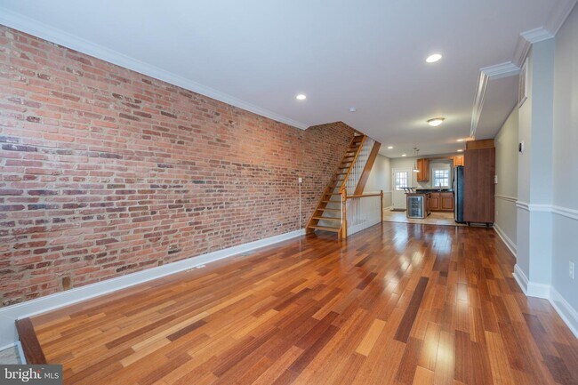 Building Photo - 226 S East Ave