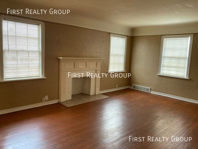 Building Photo - 1 Bedroom Upstairs Apartment for Rent, Mov...