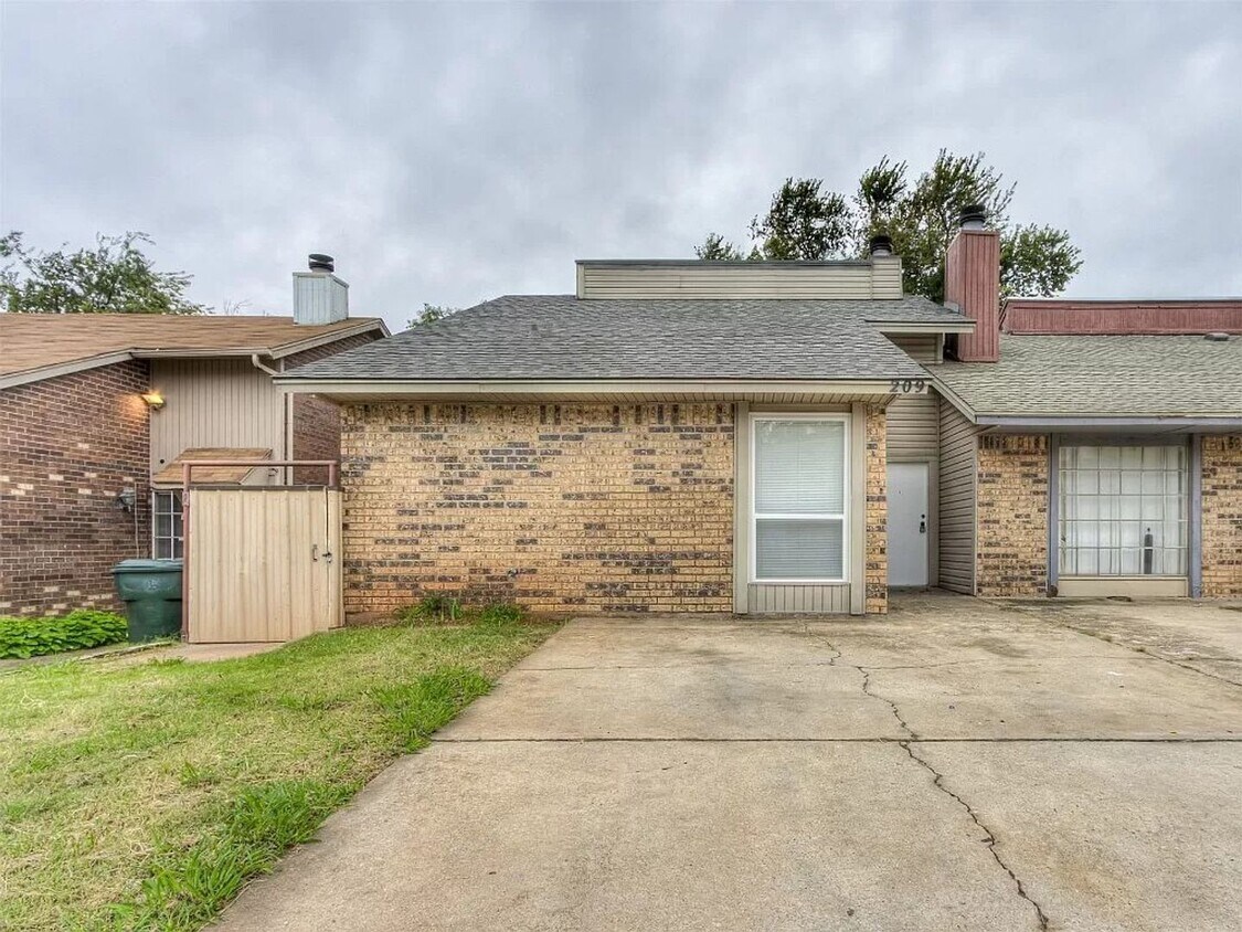 Freshly Renovated Townhouse for Rent in MWC! Townhome Rentals in