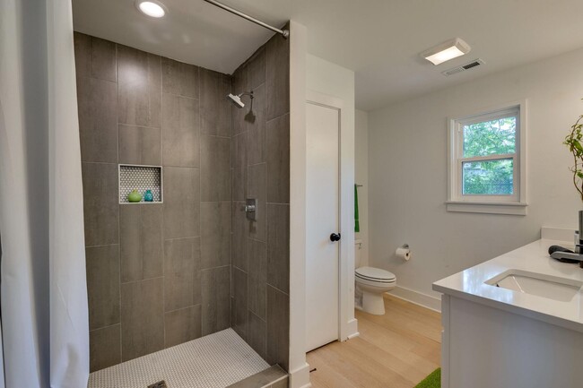 Master Bath - 2700 Morena St