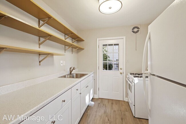 Building Photo - 3 br, 1 bath House - 9714 Montauk Ave
