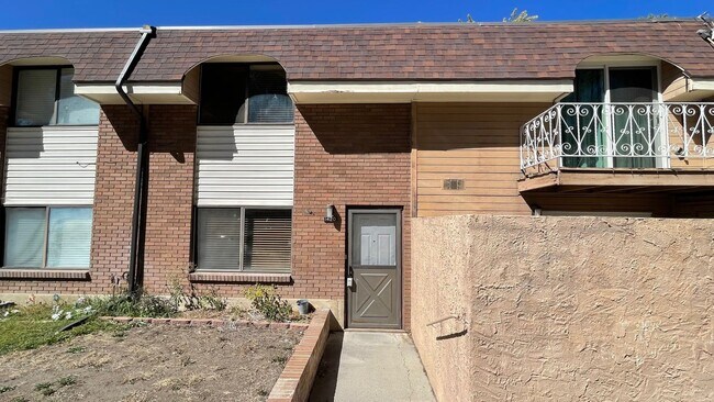 Building Photo - 2 bedroom 1 bath townhome in Provo!