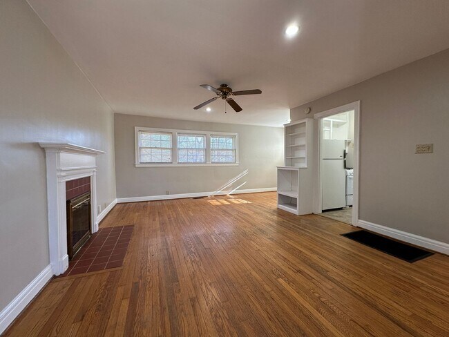 Foto del edificio - Coming Soon! Charming 1 BR House, 6 min from UK! New Flooring & Paint, Fenced Backyard, Pets Ok!
