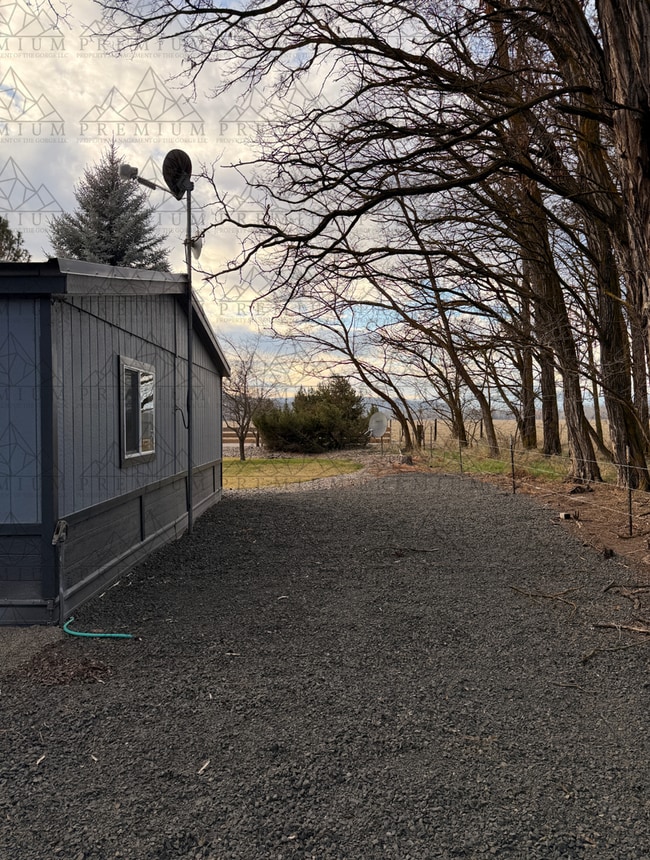 Building Photo - 3 Bedroom 2 Bathroom