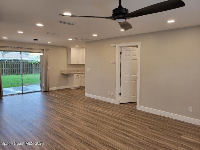 Living Area - 1570 White Cap Way