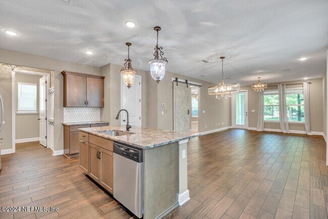 Foto del edificio - 230 Vista Lake Cir